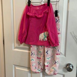 Girls, two piece Carter’s fleece PJ set 5T. Bundle and save or make offers!